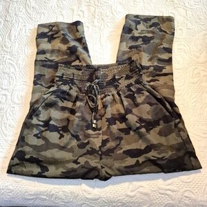 WAYF women's size Medium pull on camo light weight pants EUC